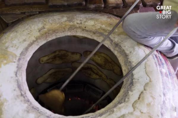 نانوایی با خطرناک ترین سبک پخت نان (+عکس)