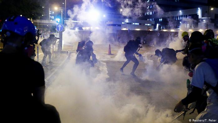 ادامه تحصن در فرودگاه هنگ کنگ در سایه تشدید ناآرامی&zwnj;ها