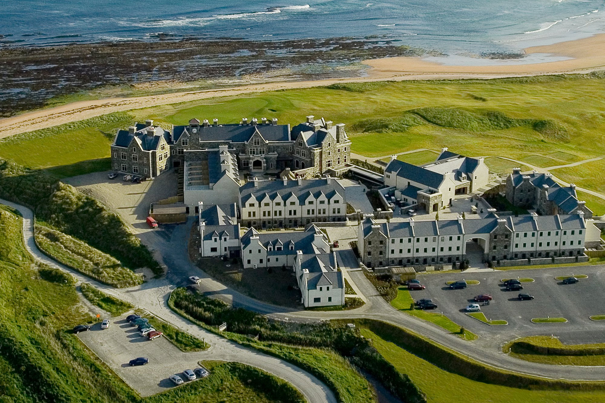 ثروت اندوزی ترامپ از سفرهای سیاسی مقامات آمریکا/ ترامپ هتلش در دوبلین را به تیم دولت اجاره داد