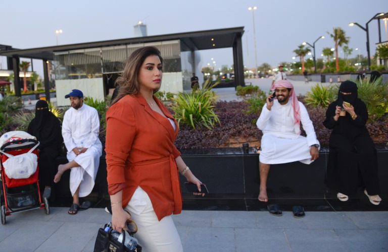 سرپیچی زنان عربستان از پوشیدن لباس اجباری