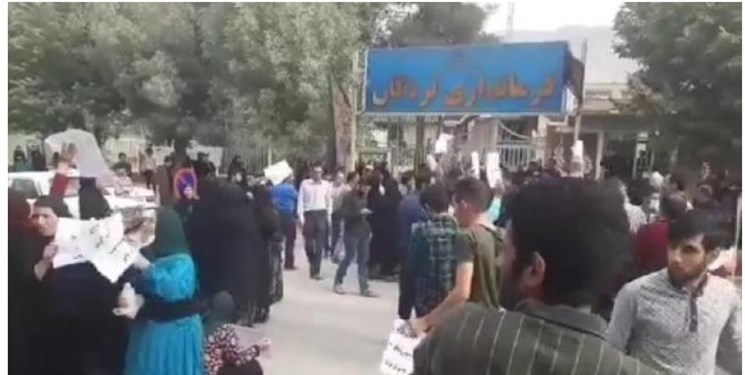 اعتراض در لردگان/ آسیب به فرمانداری، مرکز بهداشت و دفتر امام جمعه