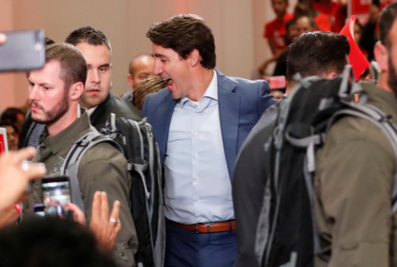 جلیقه ضد گلوله نخست‌وزیر کانادا در کمپین انتخاباتی