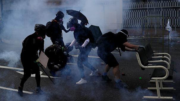 هنگ کنگ: درگیری شدید پلیس با معترضان همزمان با جشن ۷۰ سالگی چین کمونیست 