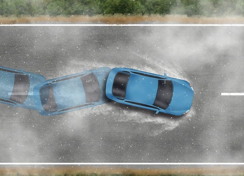 پدیده آب سواری چیست؟ جلوگیری از لیز خوردن خودرو در خیابان وجاده