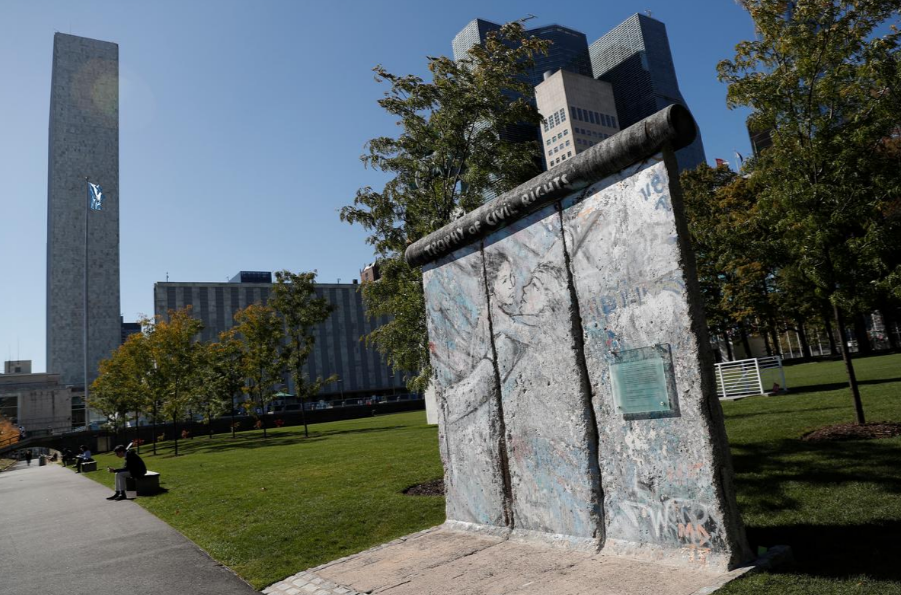 سوغاتی برلین: یک قطعه از دیوار/ 30 سال پس از سقوط