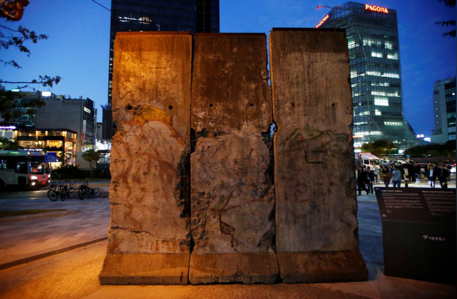 سقوط دیوار برلین 30 ساله شد/ سوغاتی برلین: یک قطعه از دیوار+عکس