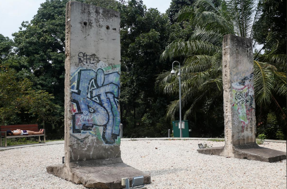 سوغاتی برلین: یک قطعه از دیوار (+عکس)/ 30 سال پس از سقوط