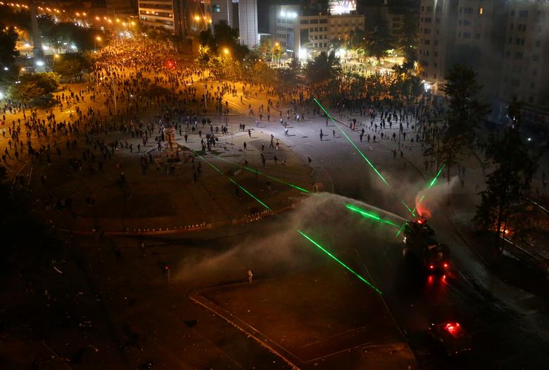 ناآرامی‌های شیلی: بزرگترین تظاهرات در سومین هفته (+عکس)/ حمله معترضان با قابلمه به پلیس