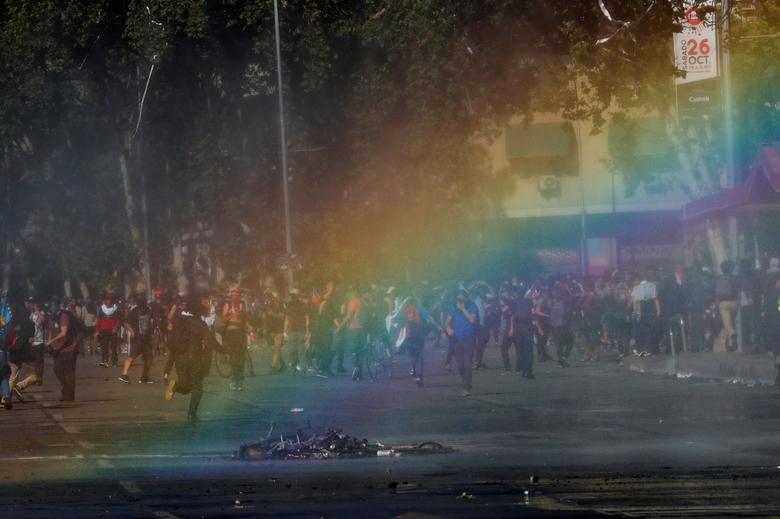 ناآرامی‌های شیلی: بزرگترین تظاهرات در سومین هفته (+عکس)/ حمله معترضان با قابلمه به پلیس