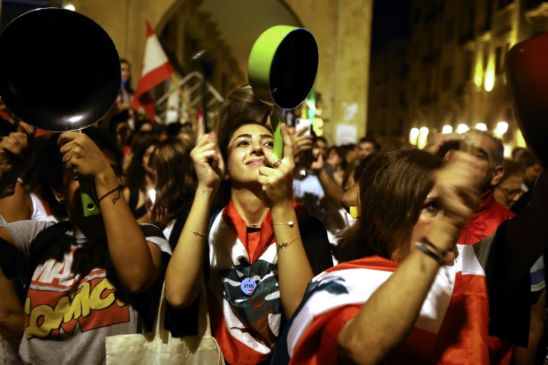 زنان در اعتراضات لبنان: فشاری مضاعف را تحمل می کنیم/ انقلاب ما فمنستیی است