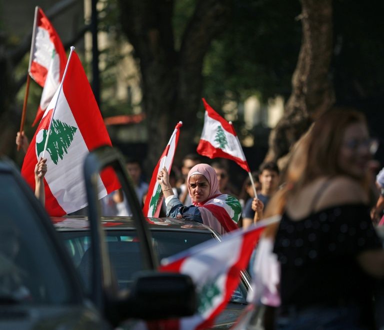 زنان در اعتراضات لبنان: فشاری مضاعف را تحمل می کنیم/ انقلاب ما فمنستیی است