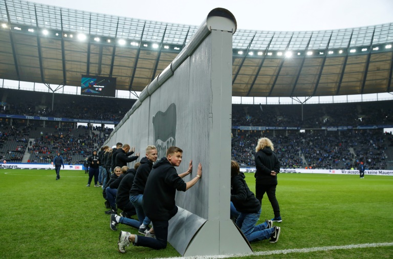 سقوط دیوار برلین در استادیوم ورزشی (+عکس)