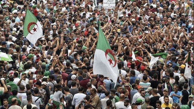 الجزایری&zwnj;ها با درخواست لغو انتخابات به خیابان آمدند