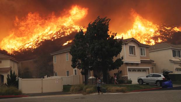 سوختن خانه‌های چند میلیون دلاری سلبریتی‌ها در آتش کالیفرنیا/ آرنولد شوارتزنگر و ستاره بستکتبال در میان آوارگان