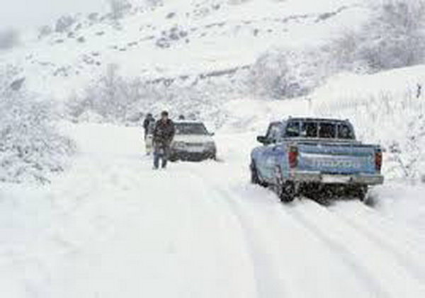 بارش شدید برف راه ارتباطی ۲۵۰ روستای الیگودرز را بست