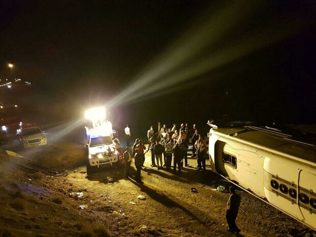 21 مصدوم در پی واژگونی اتوبوس در جاده مرند- تبریز