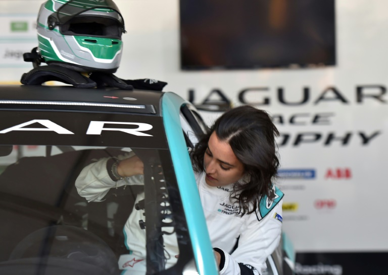 رانندگی یک زن عربستان سعودی در مسابقات سرعت (+عکس)
