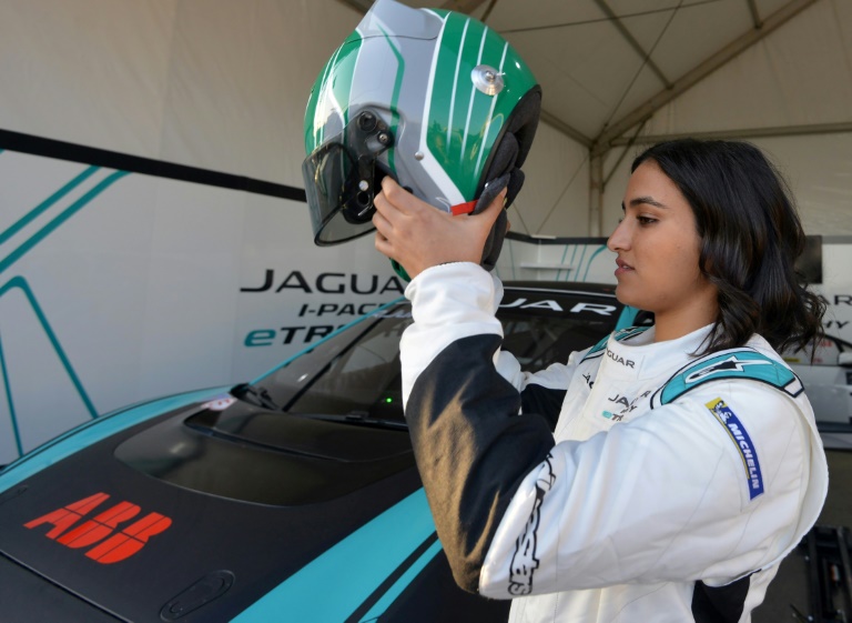 رانندگی یک زن عربستان سعودی در مسابقات سرعت (+عکس)