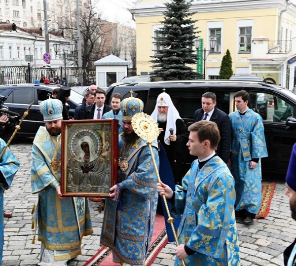 رهبر کلیسای ارتدکس روسیه در کنار همراهان و شمایل مریم عذرا