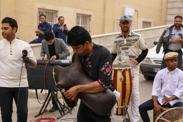 اجرای موسیقی شاد ویژه بیماران کرونایی در محوطه بیمارستانی یزد