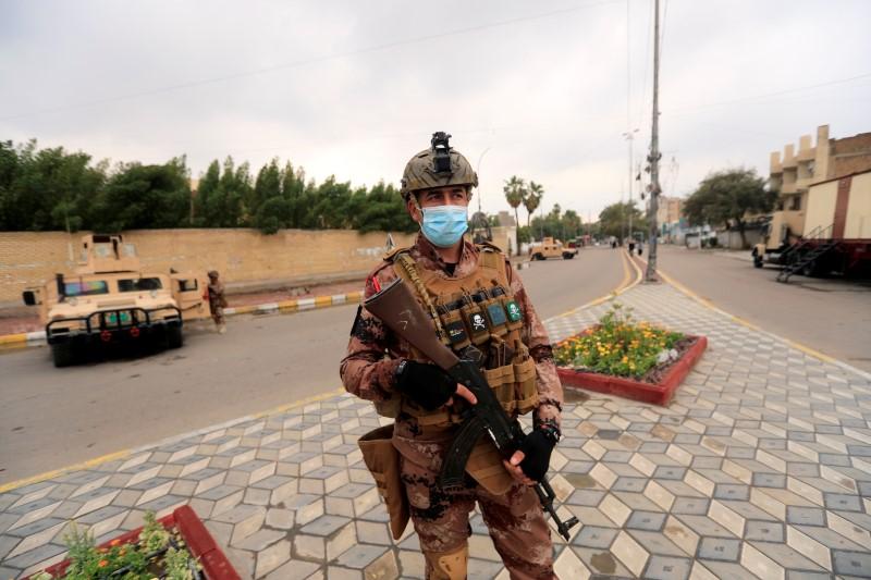 نیروی ارتش عراق به دلیل خطر کرونا، ماسک زده است/ رویترز - ثائر السوداني 