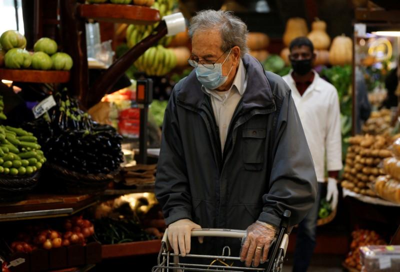 مشتری ماسک زده در فروشگاهی در بیروت/ رویترز - محمد عزاقير