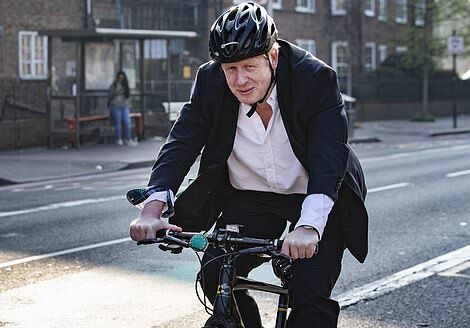 دوچرخه‌سواری نخست وزیر انگلیس در اوج قرنطینه (عکس)