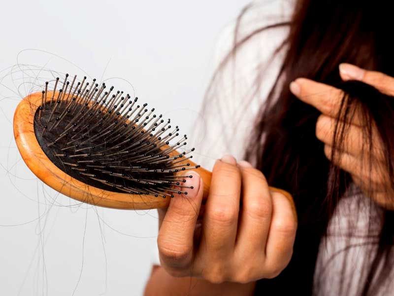 آیا علت شکستن ناخن و ریزش مو یکی است؟ دلایل و درمانها