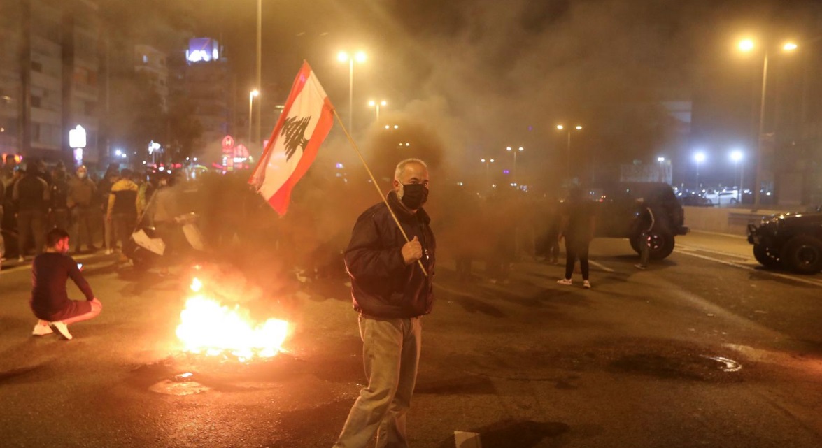 لبنان؛ بستن خیابان‌ها در اعتراض گرانی (+عکس)