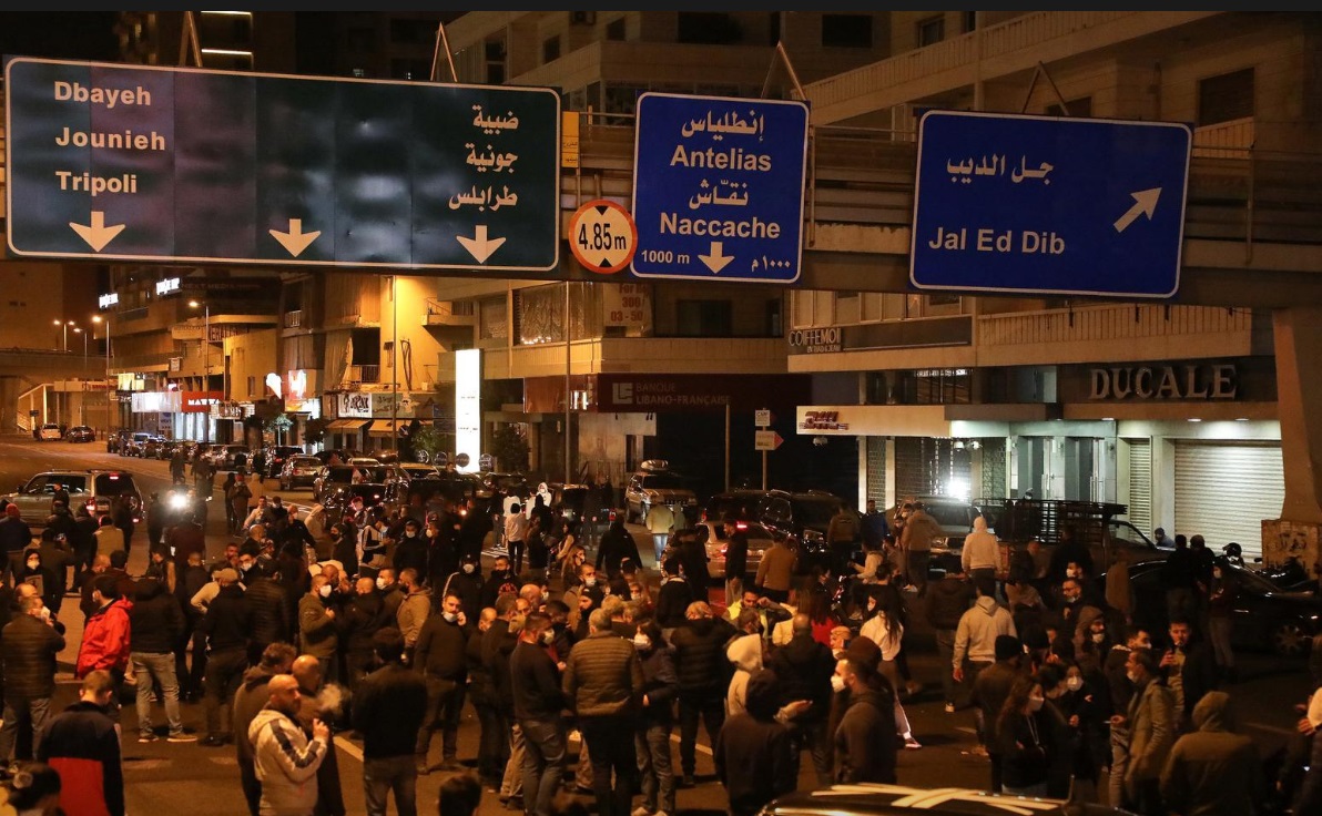 لبنان؛ بستن خیابان‌ها در اعتراض گرانی (+عکس)