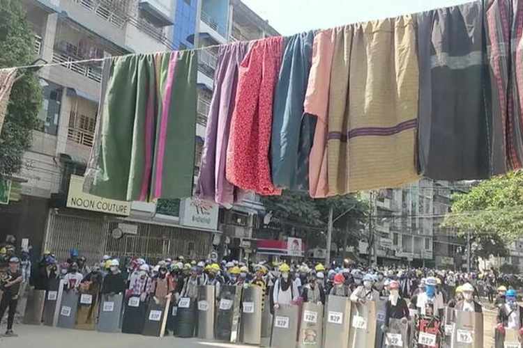تظاهرات میانمار زیر پرچم‌هایی از دامن‌های زنانه/  تعطیلی مغازه و کارخانه‌ها