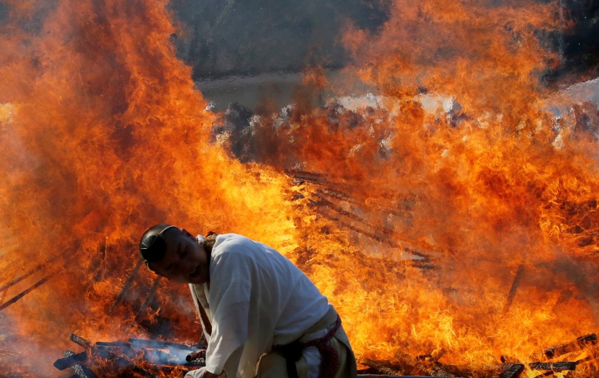 بودائیان ژاپن گذر از آتش