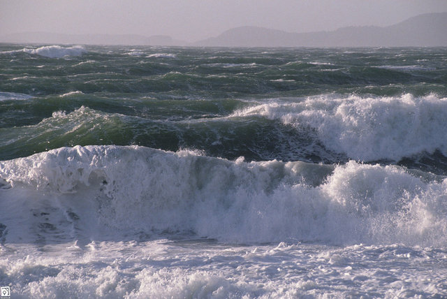 هشدار نارنجی رنگ هواشناسی درباره دریای خزر/ ارتفاع موج تا ۳ متر/ تفریحات آبی ممنوع شود