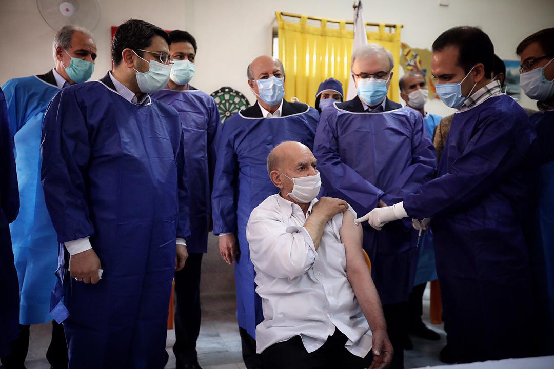 با حضور وزیر بهداشت: واکسیناسیون سالمندان و کارکنان آسایشگاه ها آغاز شد (+عکس)