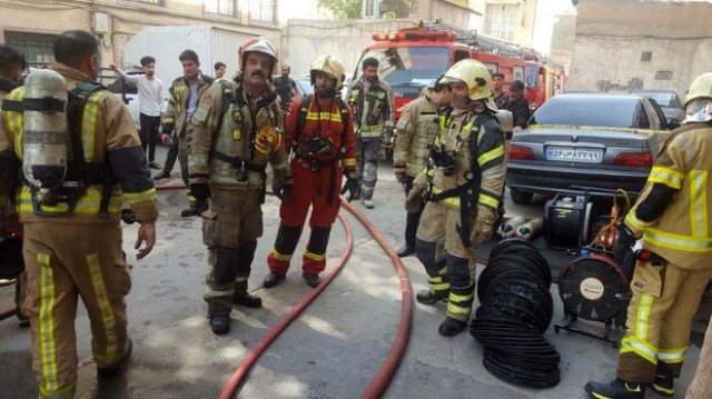 آتش سوزی در انبار نخ و پنبه در خیابان مولوی تهران