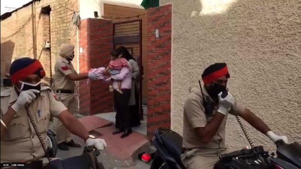 سورپرایز جالب پلیس هند برای کودک خردسال