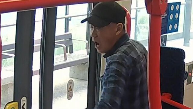 پلیس استرالیا در تعقیب مردی که به سمت مسافران عطسه کرد پلیس استرالیا در تعقیب مردی که به سمت مسافران عطسه کرد