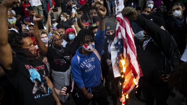 معترضان آمریکایی پرچم آمریکا را آتش زدند (+عکس)