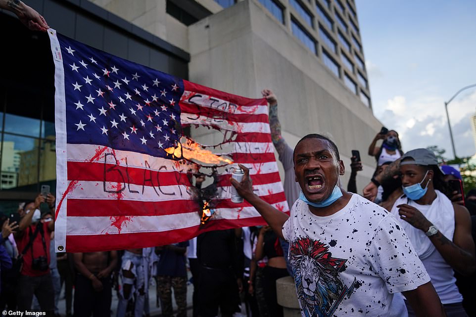معترضان آمريكايي پرچم آمريكا را آتش زدند (+عكس)