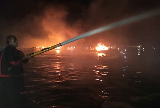 آتش سوزی ۷ لنج در بندرکنگ در هرمزگان