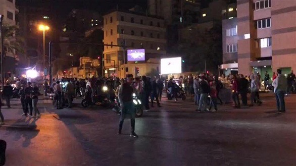 تظاهرات شبانه لبنانی&zwnj;ها در اعتراض به وضع بد اقتصادی