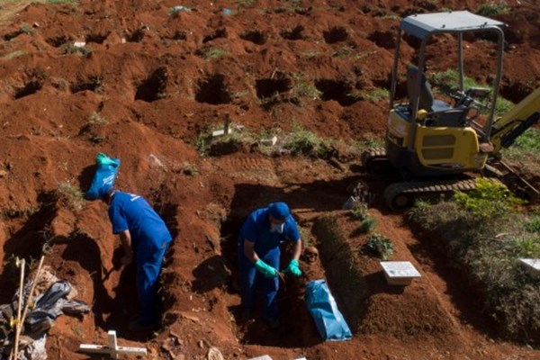 نبش قبر در برزیل برای دفن انبوه اجساد قربانیان کرونا (+عکس)
