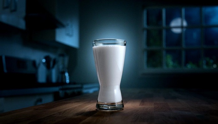 آیا نوشیدن شیر پیش از خواب ایده خوبی است؟