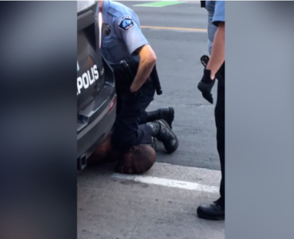 فشار زانوی پلیس آمریکا مرد سیاه پوست را کُشت (+عکس)