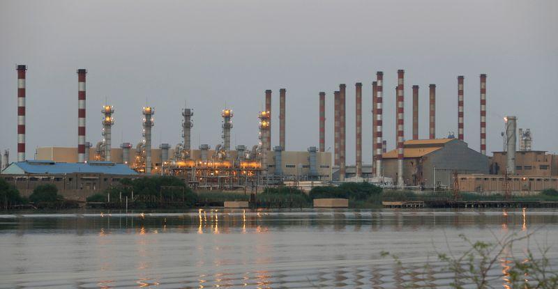 رکورد بالاترین ذخیره نفت ایران در ساحل و دریا/ تخمین صادرات روزانه 210 هزار بشکه‌ای ایران
