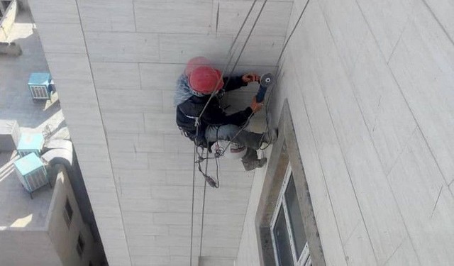 ریزش دیوار ساختمان بر اثر رطوبت