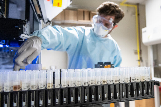 گرفتن تست کرونا از دانشجویان با استفاده از ربات&zwnj;ها