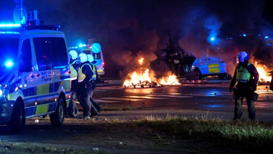 تظاهرات در سوئد پس از سوزاندن قرآن (+عکس)