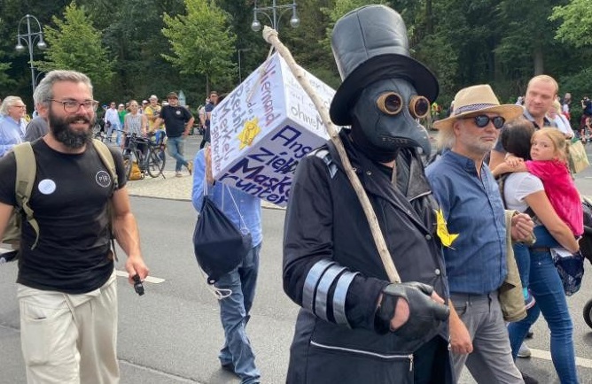 پلیس آلمان تظاهرات هزاران نفره مخالفان ماسک را متفرق کرد