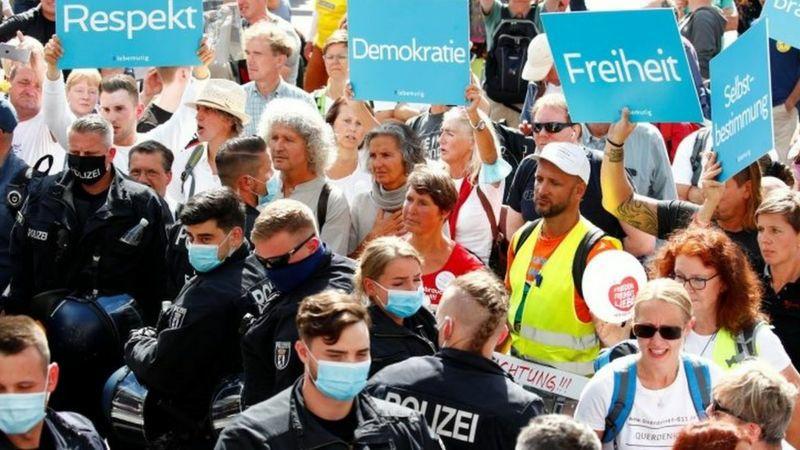 تظاهرات علیه ماسک در آلمان (+عکس)